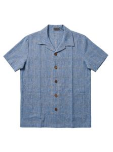 Detalle del pijama de lino y seda azul con botones frontales y costuras visibles