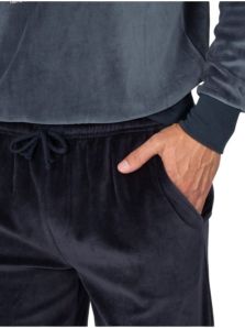 Detalle del tejido de velour suave y cálido del pijama Massana para invierno