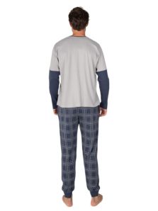 Pijama Massana de hombre visto por detrás con pantalón largo de cuadros azules