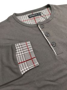 Detalle de la camiseta gris del pijama afelpado Pettrus de invierno para hombre