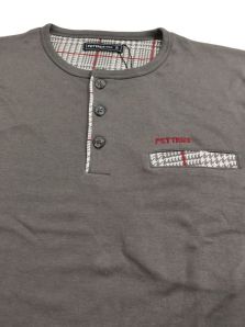 Detalle del tejido y los acabados de la camiseta gris del pijama Pettrus