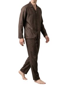 Modelo masculino caminando de frente con un pijama de seda premium HOM en marrón oscuro y diseño de espiguilla satinado.