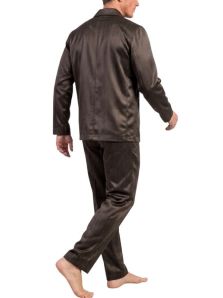 Modelo de espalda con pijama de seda masculino de la marca HOM en color marrón.