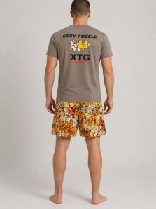 Vista trasera del pijama XTG Sexy Puzzle para hombre con camiseta estampada y pantalón corto multicolor