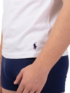 Detalle del cuello redondo y la costura interior de la camiseta blanca de Polo Ralph Lauren, mostrando la etiqueta interna.