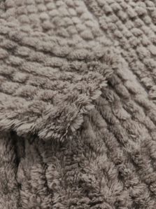 Detalle del tejido geométrico de la bata polar beige