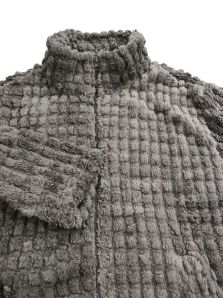 Detalle del tejido de coralina gris de la bata Dark Elephant