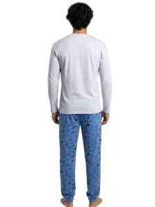 Modelo de espaldas que muestra la caída y el ajuste cómodo del pijama afelpado de invierno Muydemi.