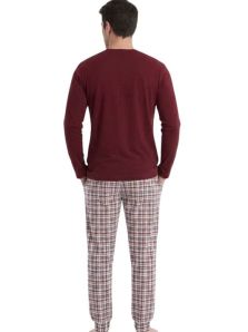 Modelo de espaldas mostrando la comodidad y el ajuste perfecto del pijama de algodón Barandi en color granate.